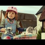 Une petite fille sur un vélo et son chat chantent pour SingitKitty