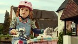 Une petite fille sur un vélo et son chat chantent pour SingitKitty