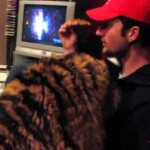 Jonas, le bébé tigre fait comme chez lui à la maison