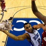 Un basketteur fait un dunk avec un chat