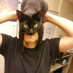 Il se transforme en Batman grâce à son chat